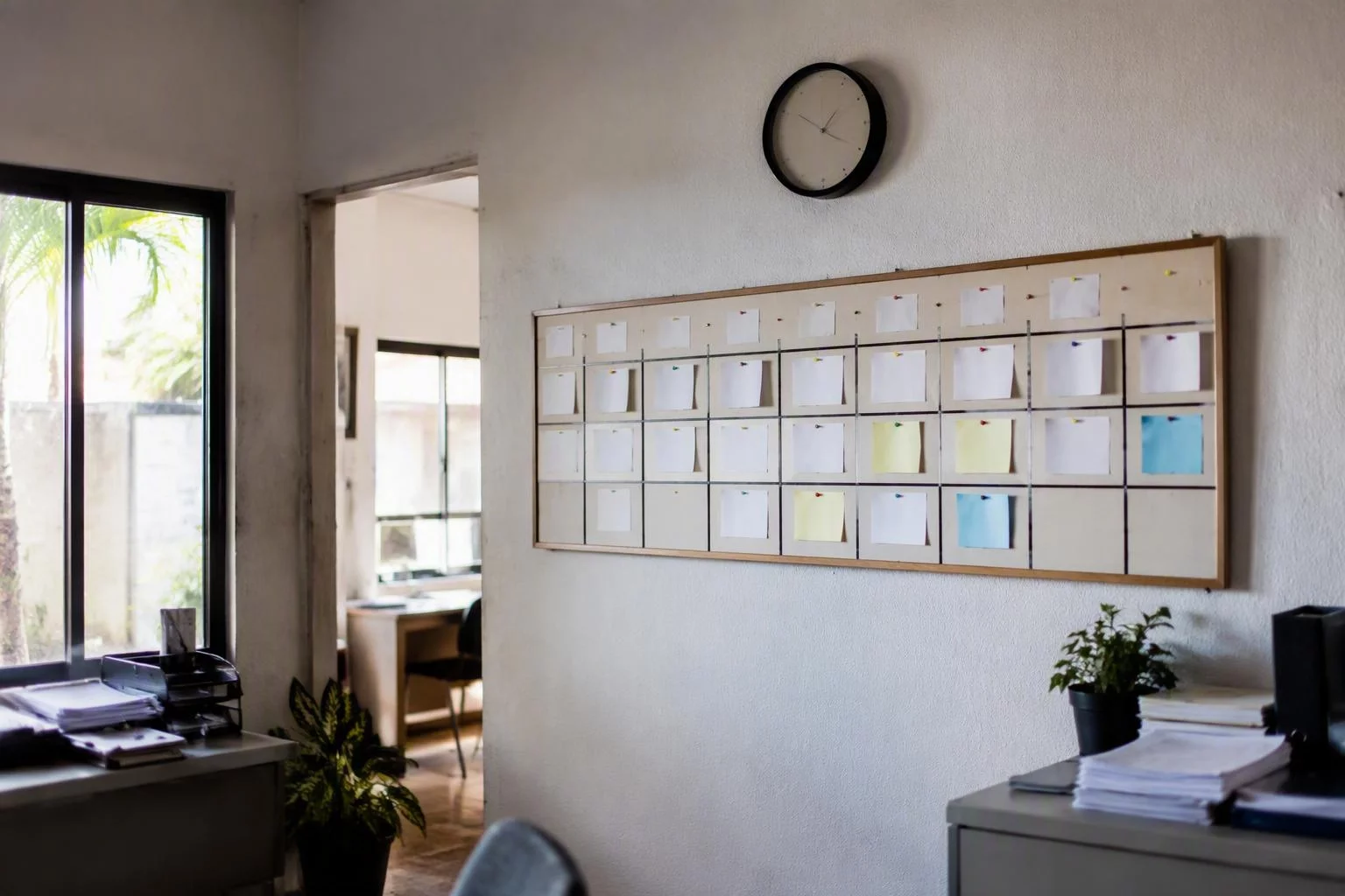 Relógio de parede acima do quadro de escalas da equipe